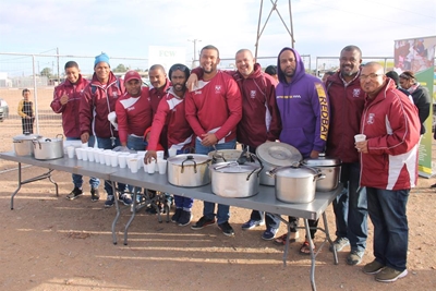 Rugbyklub deel sop uit