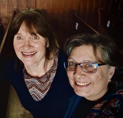 Kalene en Dalene op een klavier