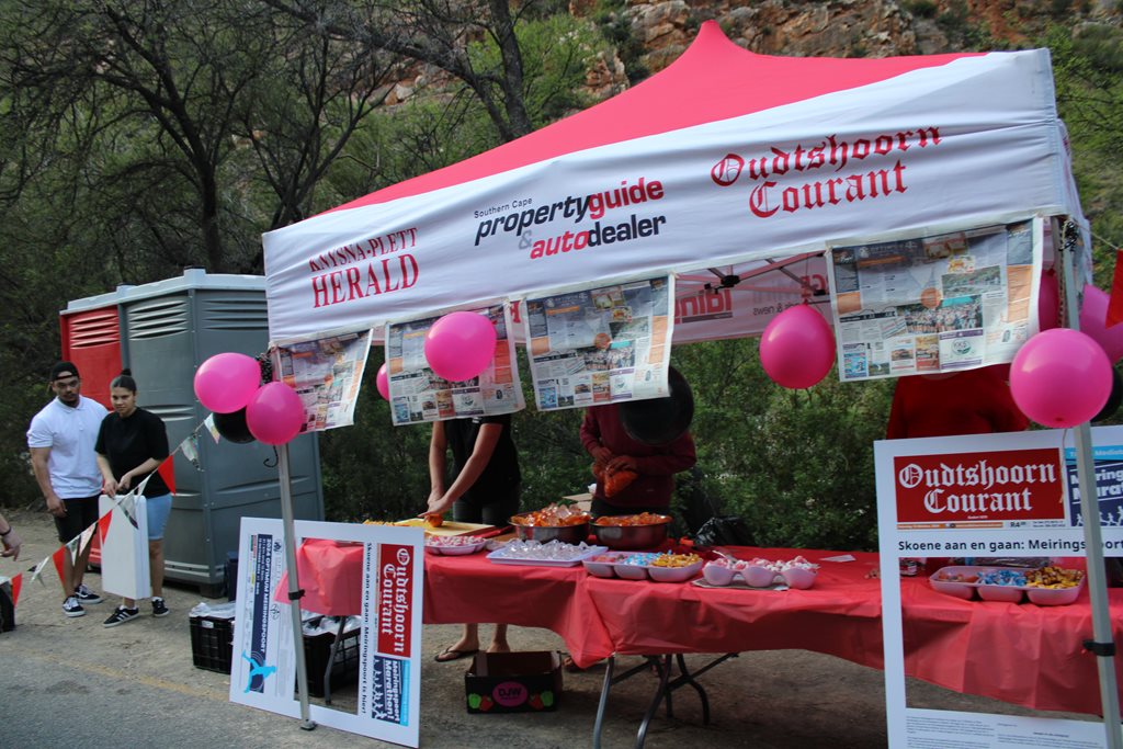 Oudtshoorn Courant en kollegas vang gees by Meiringspoort Marathon