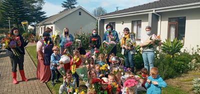 Kleuters bring vreugde vir oues
