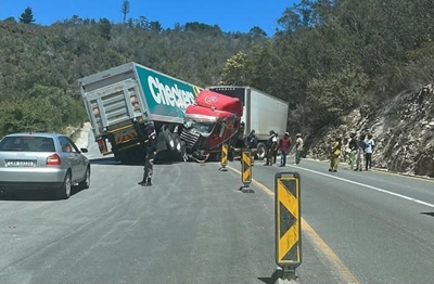 Road closure: Accident on Kaaimans Pass