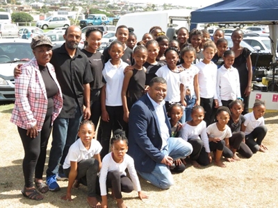 Geestelike dansgroep vermaak mense in Stilbaai