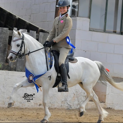 Jong ruiter Lexie Fourie skitter met Walliese ponies