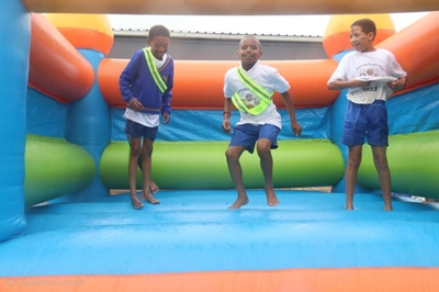 Weer hou kinders op die grond, maar Kersgees bly hoog