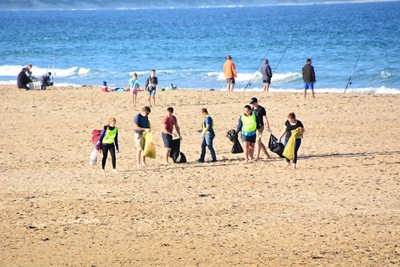 Ywerige jeug maak strand skoon
