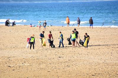 Ywerige jeug maak strand skoon