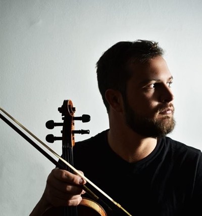 Violinist has audience in awe