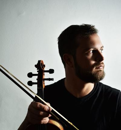 Violinist has audience in awe