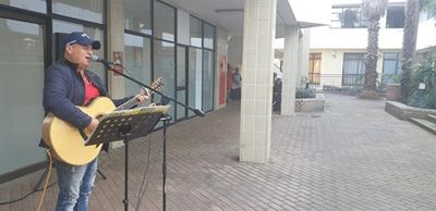  Michael Lindt bemoedig met sy sang by Mediclinic