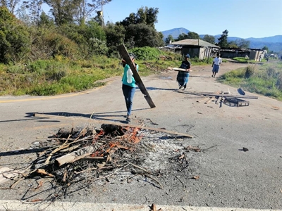 Hut fires fuel protest action in Seven Passes settlement
