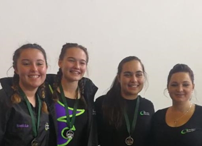 6 medaljes vir 3 gimnaste