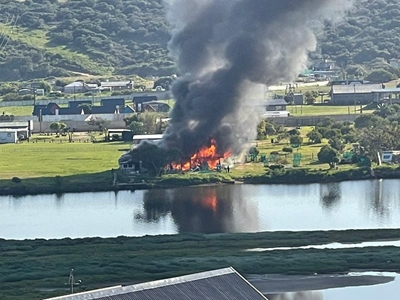 Struktuur in Hartenbos brand 