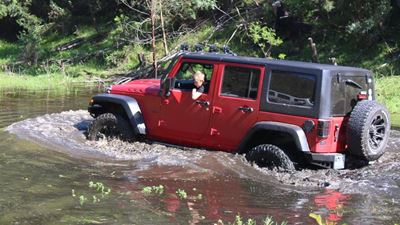 4x4 fans enjoy day at mountains, dam