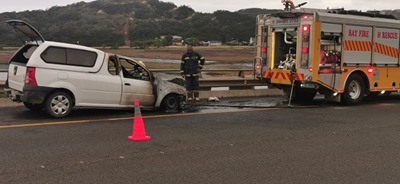 Bakkie brand op snelweg