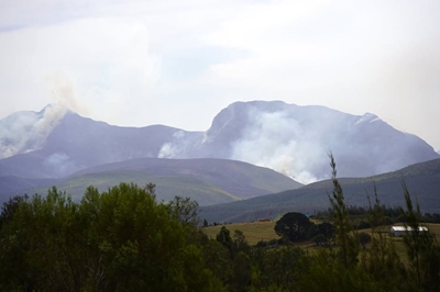 Ruiterbos wildfires still active