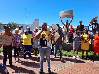 Small businesses protest for bigger scope