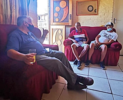 Okkie kom praat met die mense