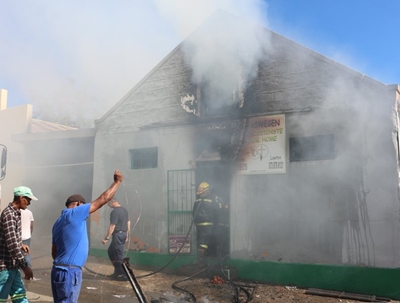 Brand lê gebou in puin