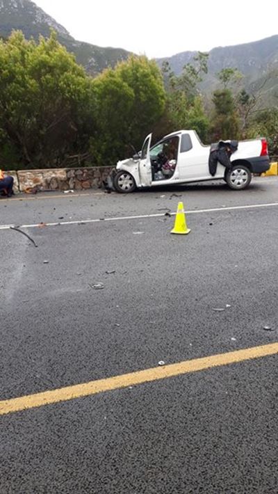 Bakkie and truck collide in Outeniqua Pass