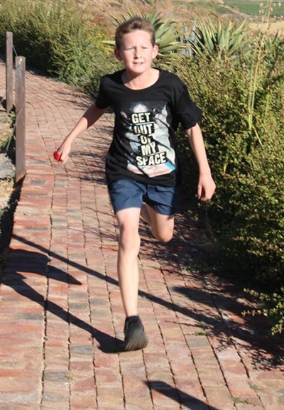 12-jarige hardloop seniors onder stof
