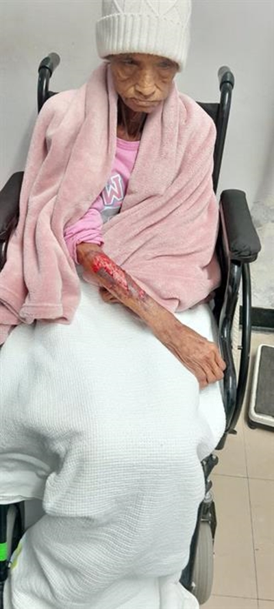 Verpleegster weer in hof