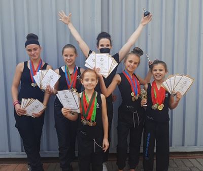 Jong dansers dans trofees los