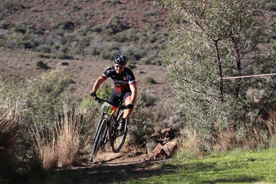 Fietsryers volg leeu se spoor oor drie dae