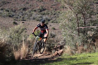 Fietsryers volg leeu se spoor oor drie dae