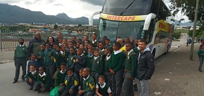 Leerlinge van Heidedal Primêr ry met luukse bus na rugby