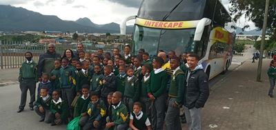 Leerlinge van Heidedal Primêr ry met luukse bus na rugby