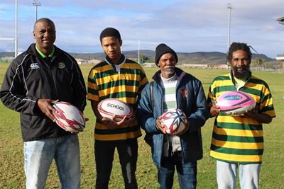 Landelike rugbyspanne ontvang balle