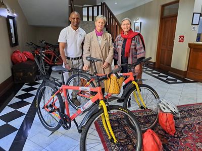 DKS oorhandig fietse aan plaaslike gids om erfenistoere te bevorder
