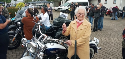 Motorfietsryers reik uit na bejaardes