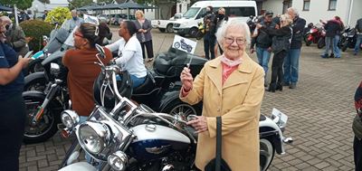 Motorfietsryers reik uit na bejaardes