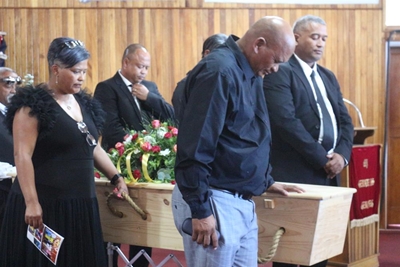 Oom Manie ter ruste gelê