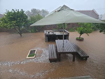 Opvolg: Swaar reën en hael ontbloot stormwaterkrisis in Dr Beyers Naudé