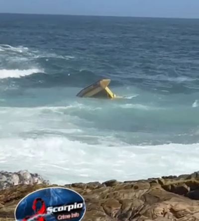 Katamaran eindig in stukke nadat dit strand