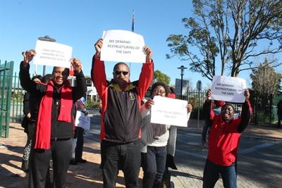 Popcru swaai plakkate in etensuur