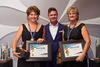 Chas Everitt Oudtshoorn troon bo ander uit