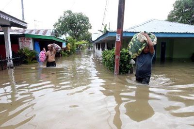 Floods in Indonesia kill 40, thousands displaced