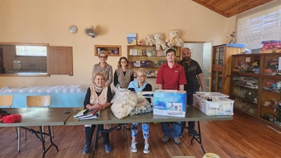 Hugs ontvang materiaal en naaimasjiene uit Swartwater
