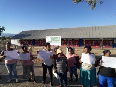 Ontstoke ouers sluit skool