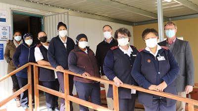 Mossel Bay Cares besoek apteke, klinieke en tehuis