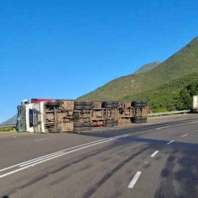 Update: Truck accident on Outeniqua pass