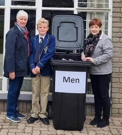 Skolier samel klere in met gemeenskapsprojek