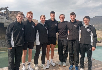 Volkskool speel tennis in Cradock