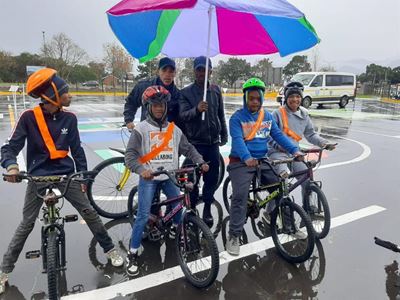 Kinderharte straal tydens verkeersopleiding
