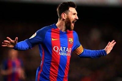 Messi arrives despite training scare