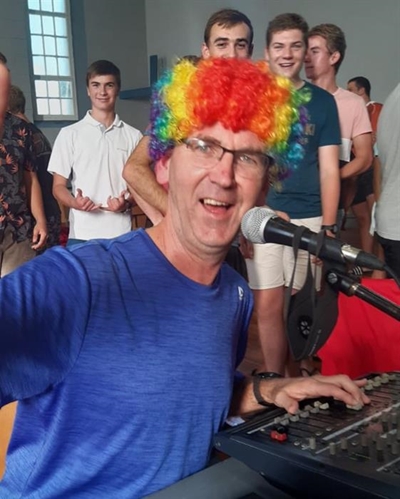Jeug reik uit na bejaardes in Dal