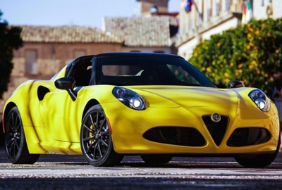 Alfa Romeo 4C drives off into the sunset